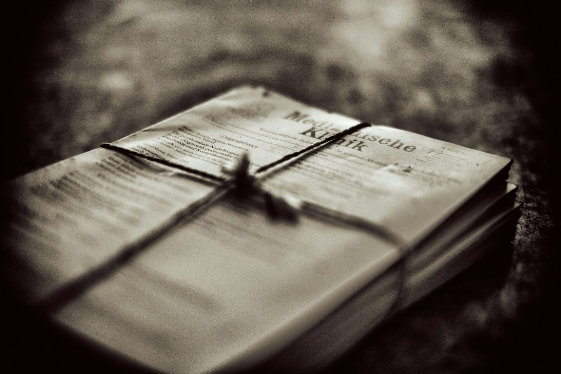 photo d'un paquet de livres attachés